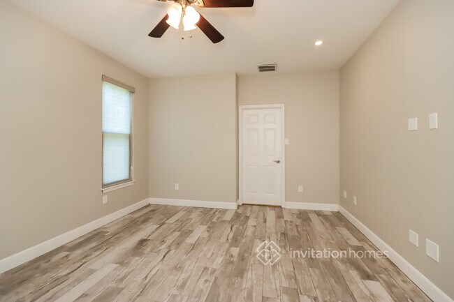Building Photo - 321 Springwood Dr