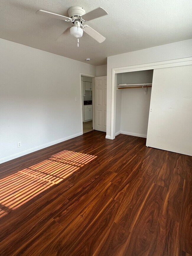 Building Photo - 2 Bedroom / 1 Bath Apartment for Rent