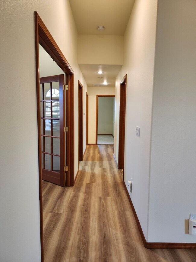 Building Photo - New Listing in a Beautiful Location in a Golf Community