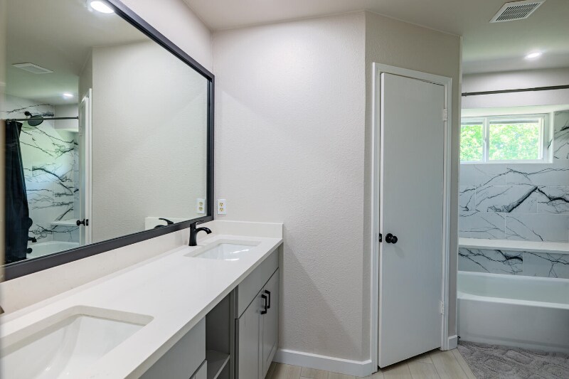 Building Photo - 12315 Thompkins Dr
