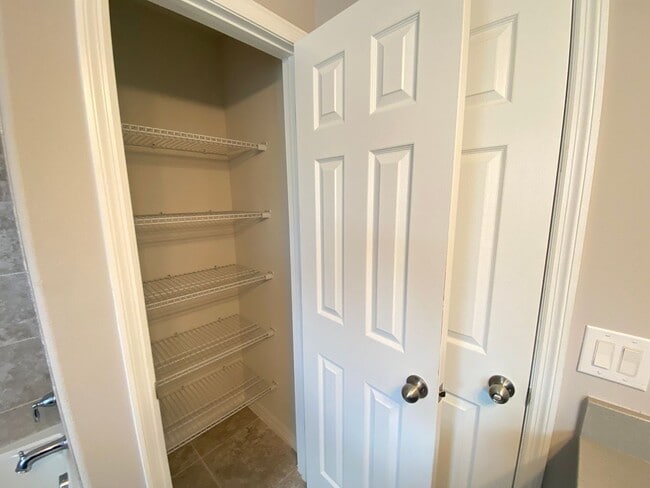 Building Photo - WINDERMERE TRAILS - 3BR/2.5BA PLUS DEN - WALK TO THE PARK