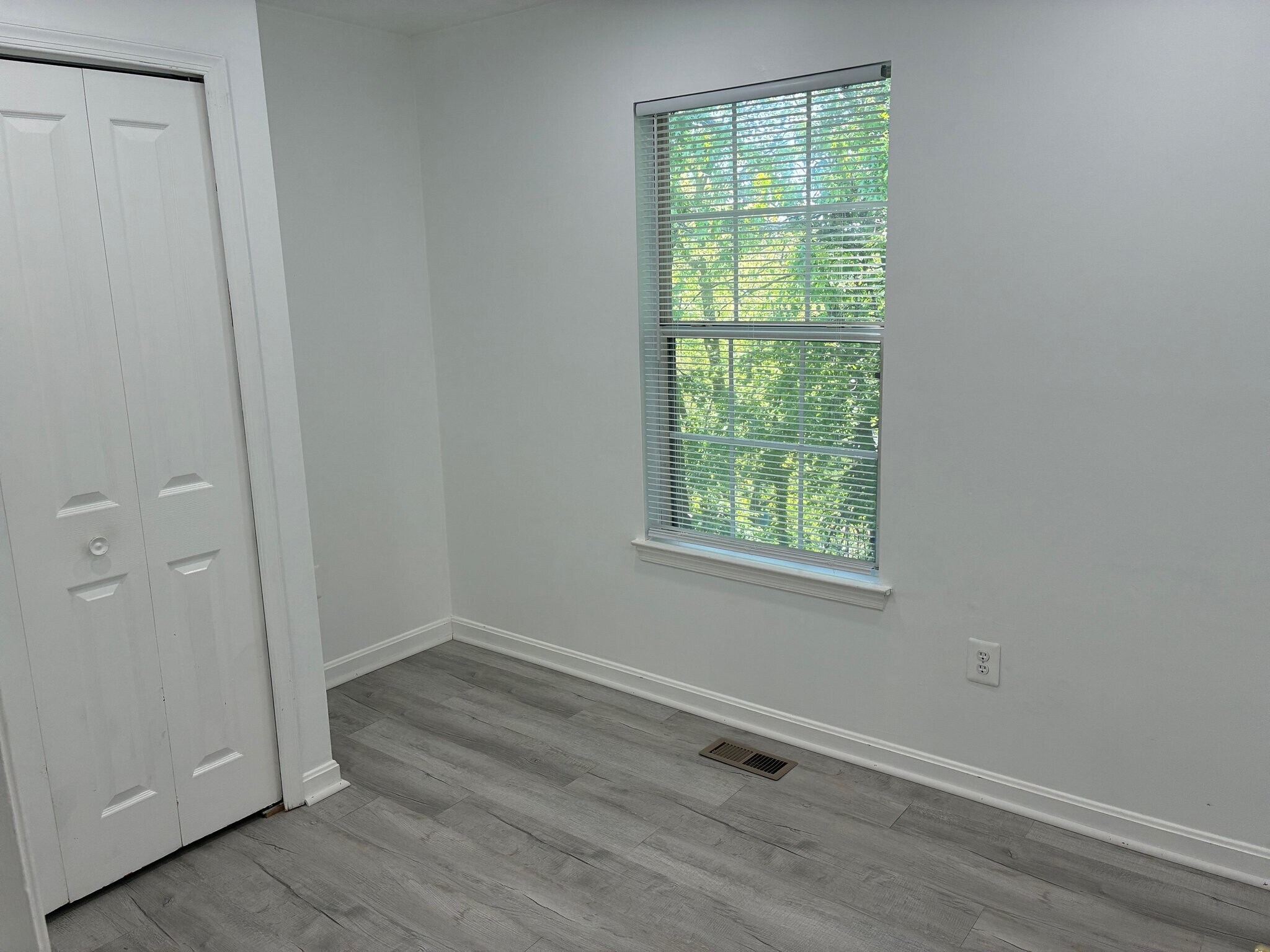 Building Photo - 659 Realm Ct W