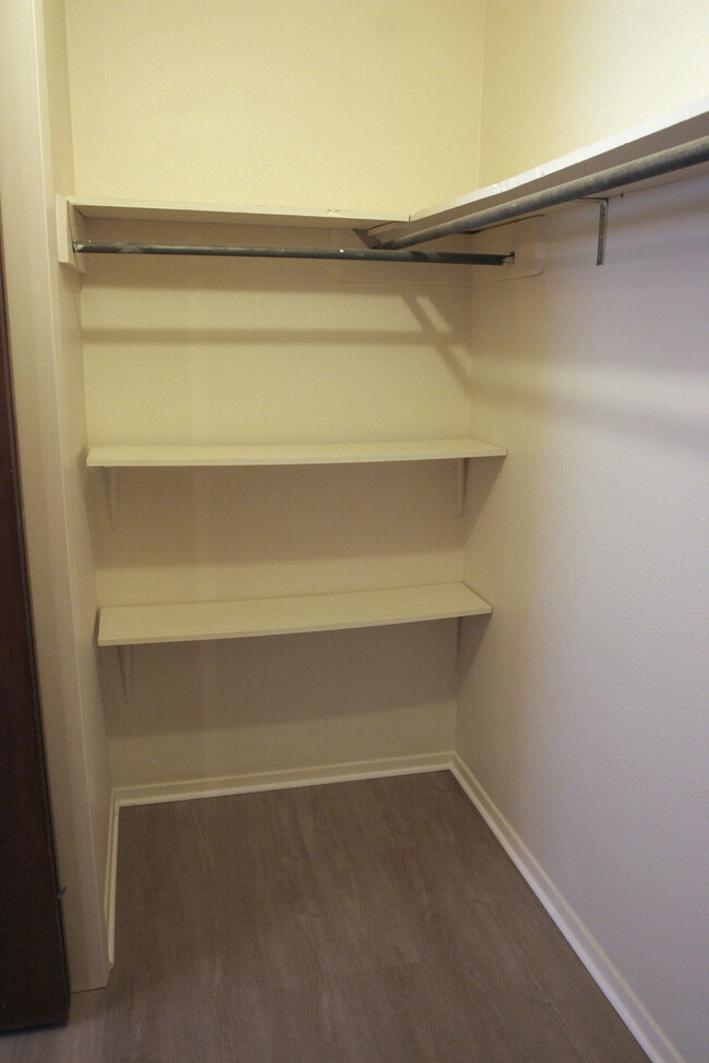 Walk-in closet, master bedroom - 327 Briarwood Dr