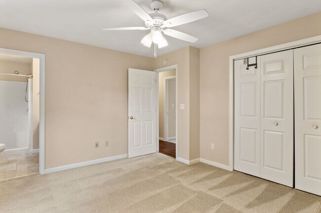 Building Photo - 3 Bed / 3 Bath. Pet Friendly. Easy access ...