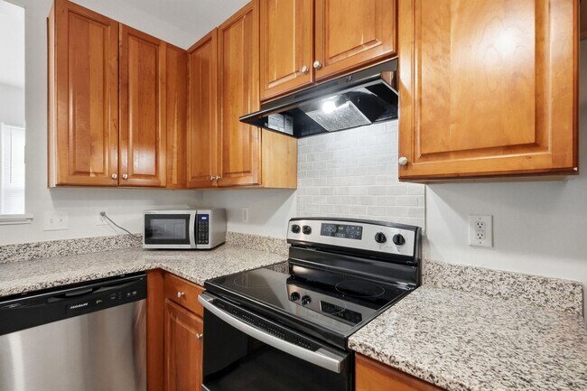Building Photo - Uptown Charlotte Townhome with Dual Primary Suites