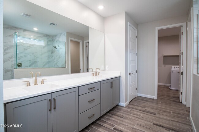 Building Photo - 5128 E Coolbrook Ave