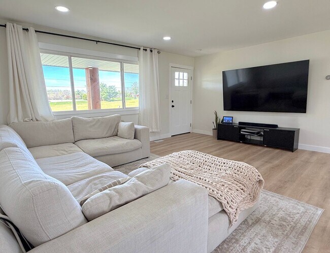 Building Photo - **August 2026** 3 bed | 2 bath with HUGE yard, Bonus Room, Fire Pit & Garage.