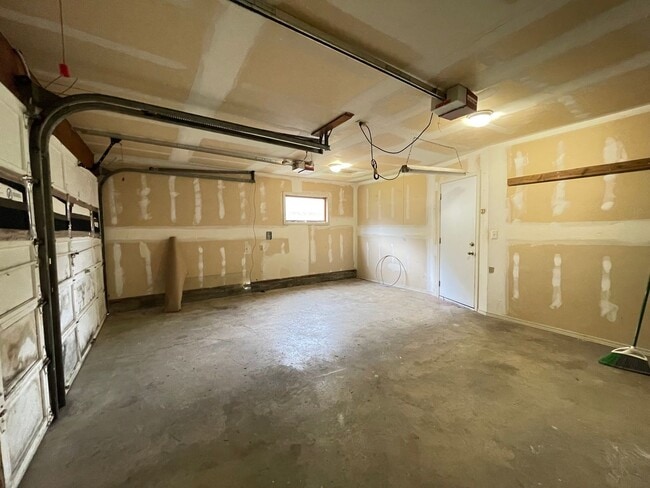 Building Photo - 3-Bedroom Home in SE Portland!