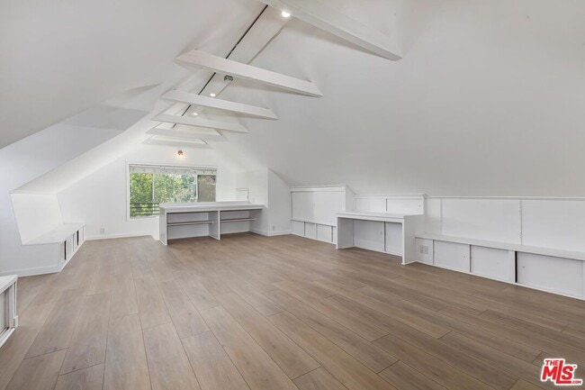 Building Photo - 719 N Bedford Dr