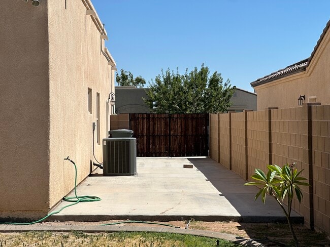 Building Photo - 5688 E 39th Pl