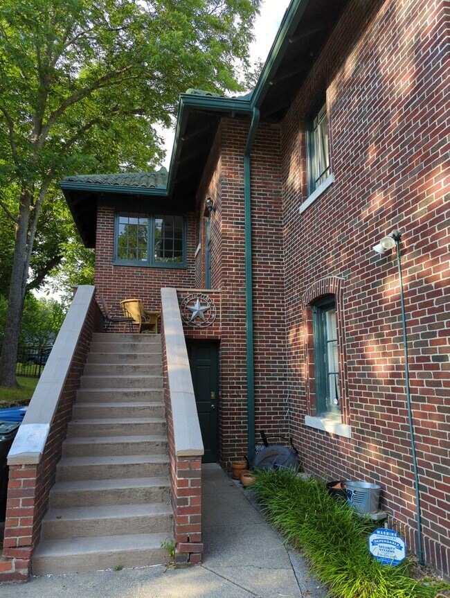 Building Photo - 1 Clearview Ave