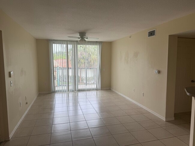Building Photo - 1213 Villa Cir
