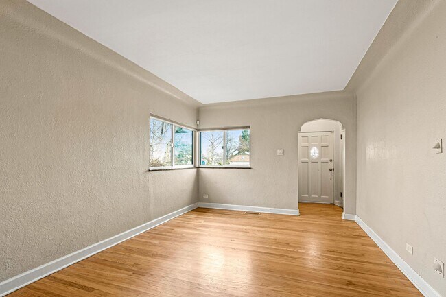 Building Photo - Charming Townhome in West Highlands!