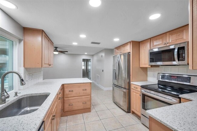 Building Photo - 8789 Maplewood Rd