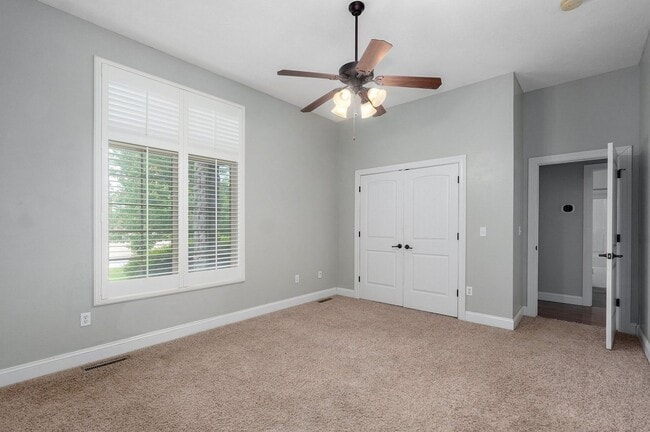 Building Photo - Stunning 4 Bedroom house for rent in Roger...