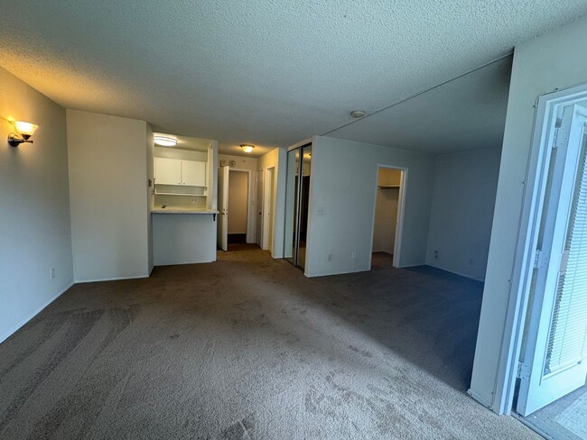 Building Photo - Studio Condo Available!