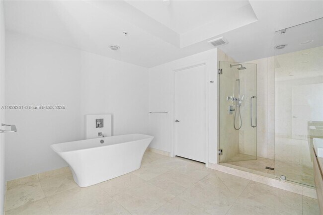 Building Photo - 17111 Biscayne Blvd