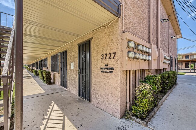 Building Photo - 1 Bedroom 1 Bathroom Condo Minutes from Th...