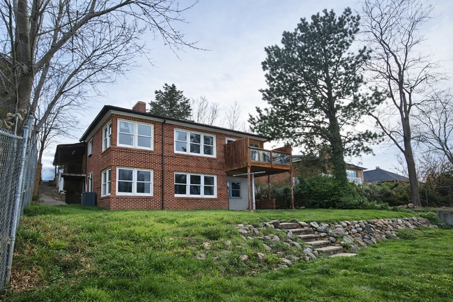 Building Photo - 1817 E Hillcrest Ave