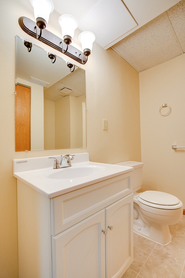Building Photo - Gorgeous Three Bedroom Available 8/5/25!
