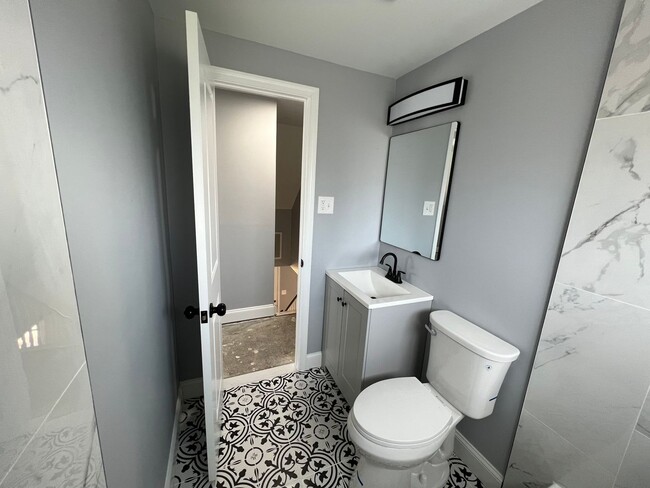 Building Photo - Renovated 4 bed 2 bath single home in levi...