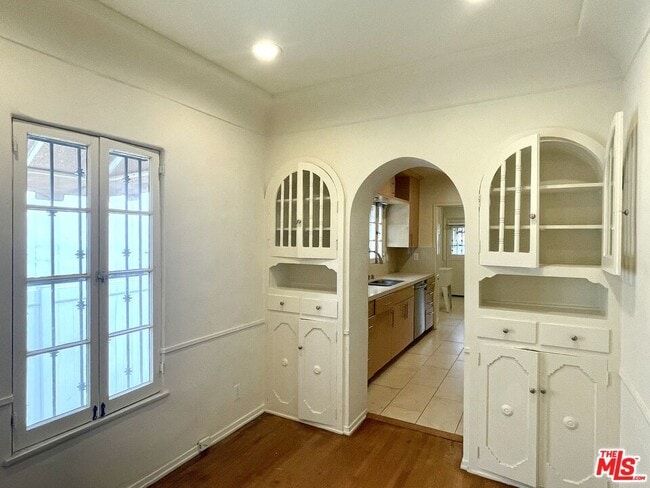 Building Photo - 203 N Doheny Dr
