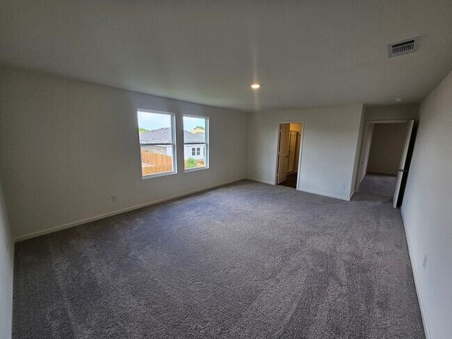 Building Photo - Move-in Special: 50% off second full month...