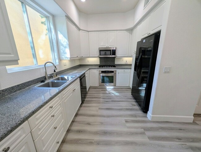 Building Photo - 827 Harmony Pl