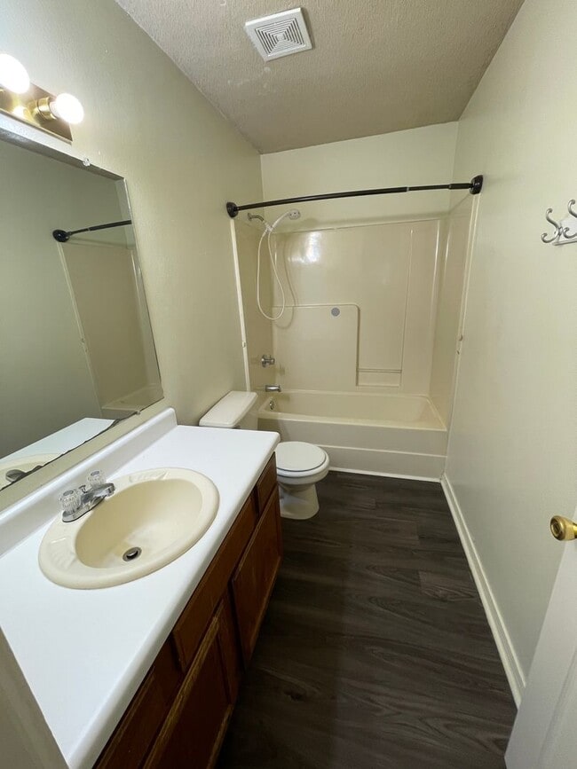 Building Photo - Gorgeous 3 Bed / 2 Bath Home in Van Buren