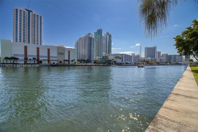 Building Photo - 800 Parkview Dr