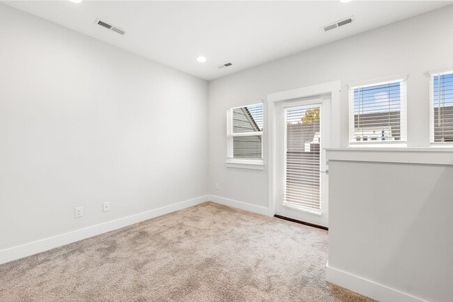 Building Photo - 642 W End Dr