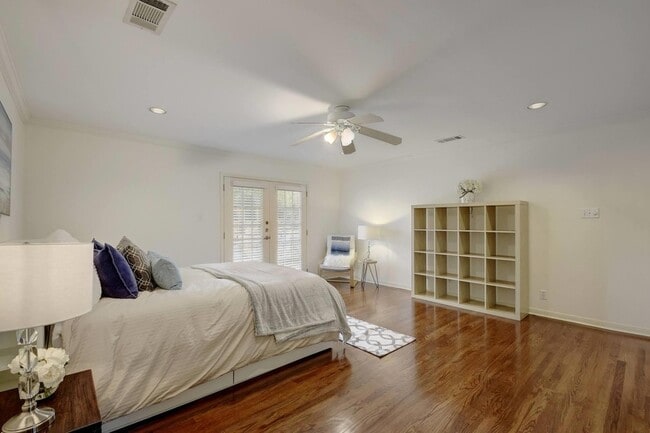 Building Photo - 1909 Winsted Ln