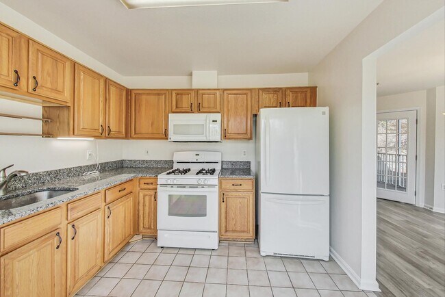Building Photo - Renovated 2BD/2BA with 1 Reserved Parking ...