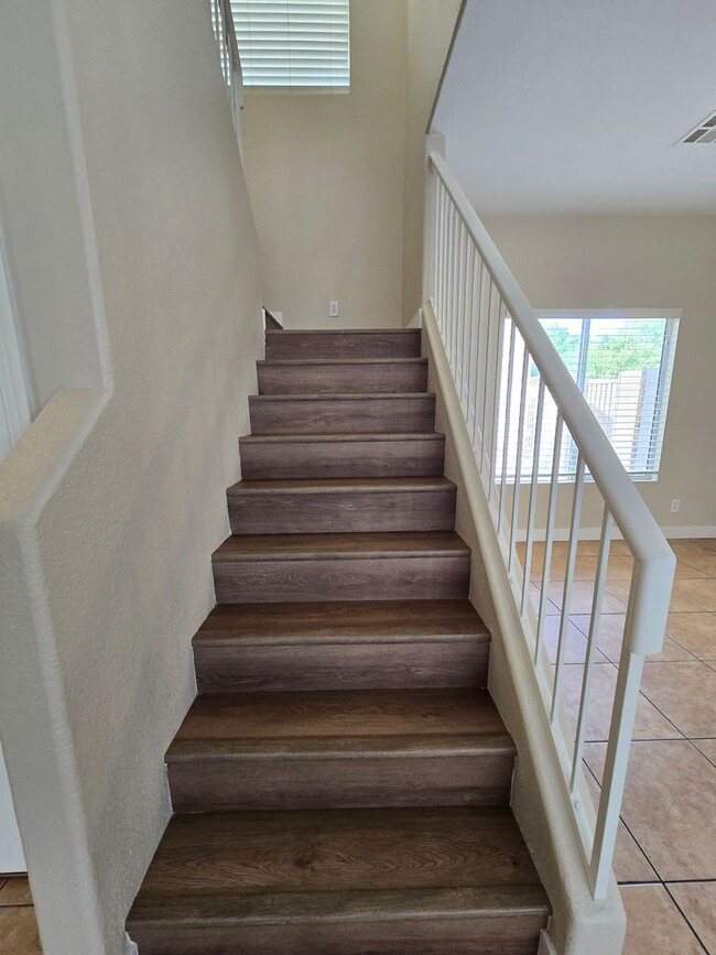 Building Photo - A Fabulous 5 Bedroom Home with 1 Bedroom and 3/4 Bathroom downstairs