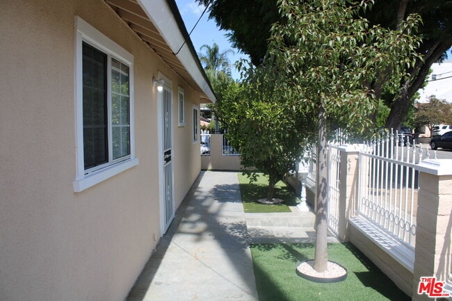 Building Photo - 1402 Celis St