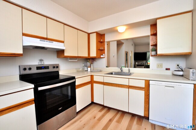 Building Photo - 30 Simsbury Landing