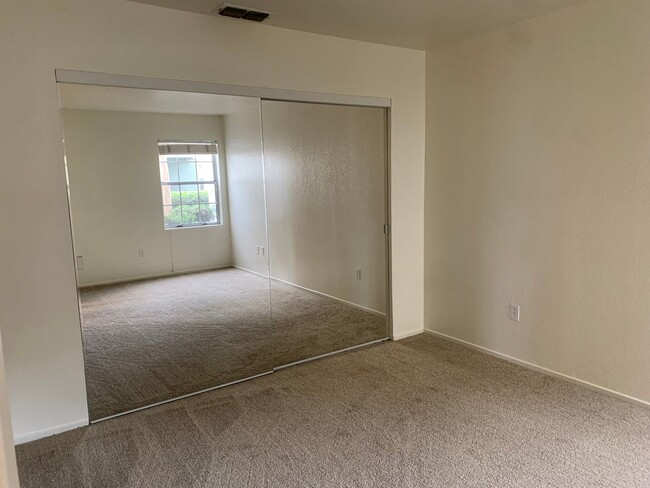 Building Photo - Gated Raintree Terrace Condo! Available Now!