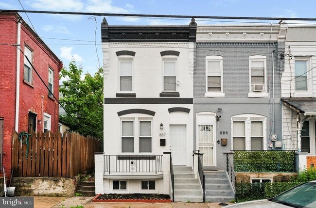 Primary Photo - 887 N 46th St