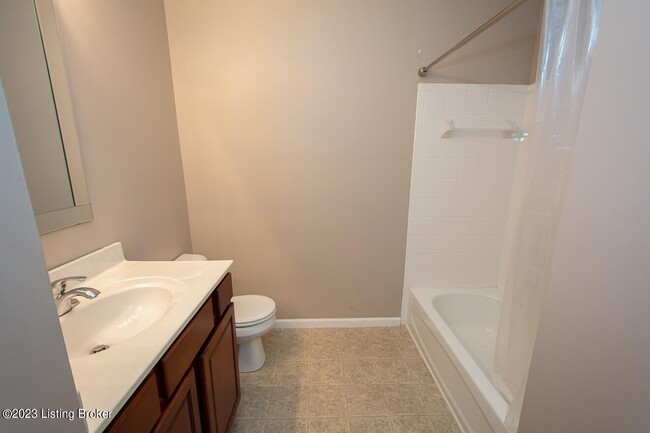 Building Photo - 2704 Bradford Commons Dr