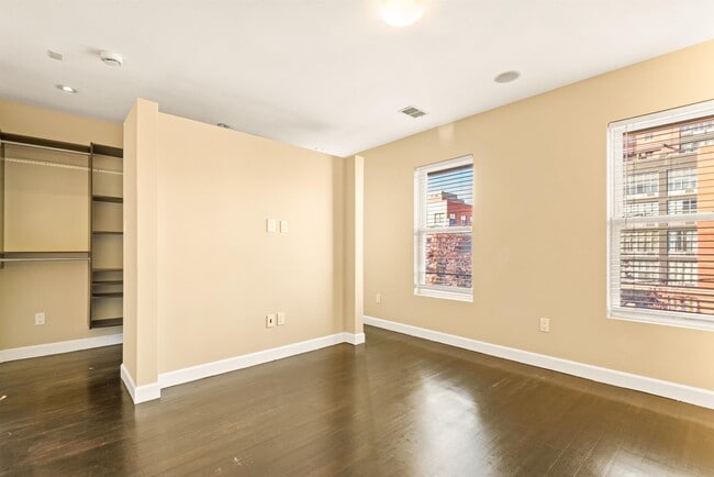 Building Photo - 526 Manila Ave