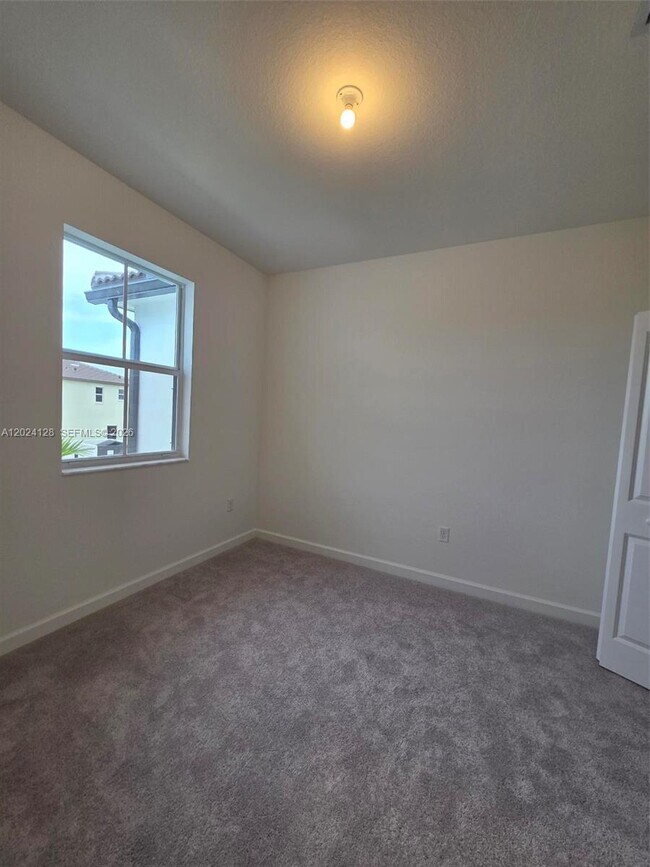 Building Photo - 2764 SE 26th Ave