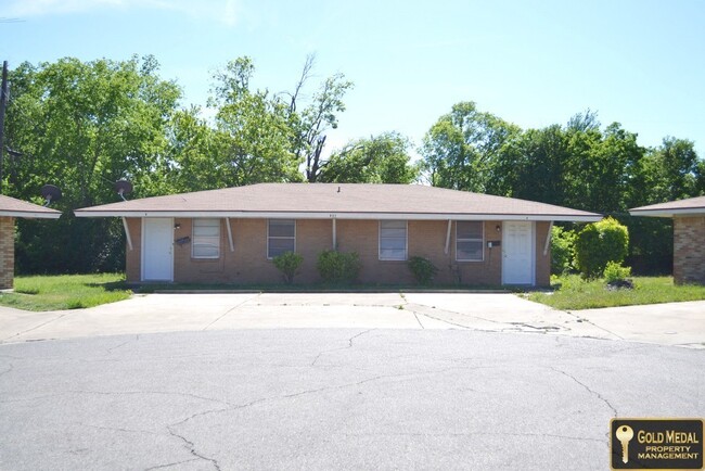 Primary Photo - 802 Pecan Cir