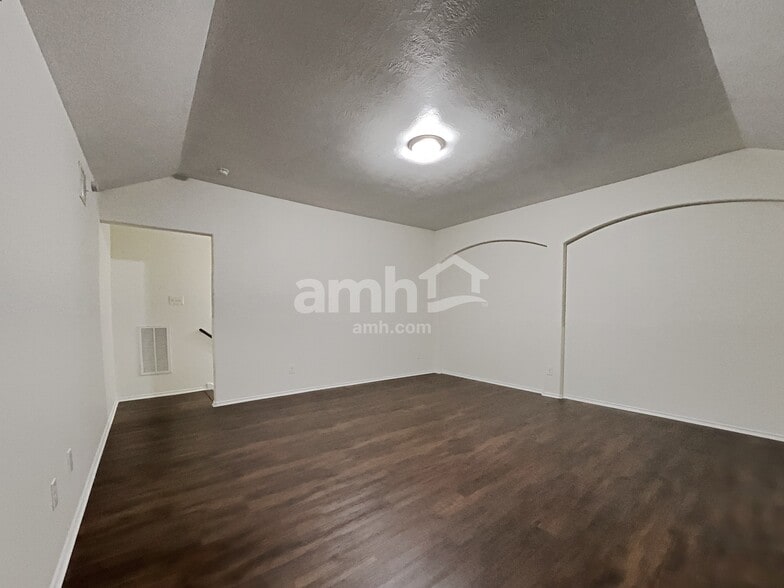 Building Photo - 2550 Riverway Dr