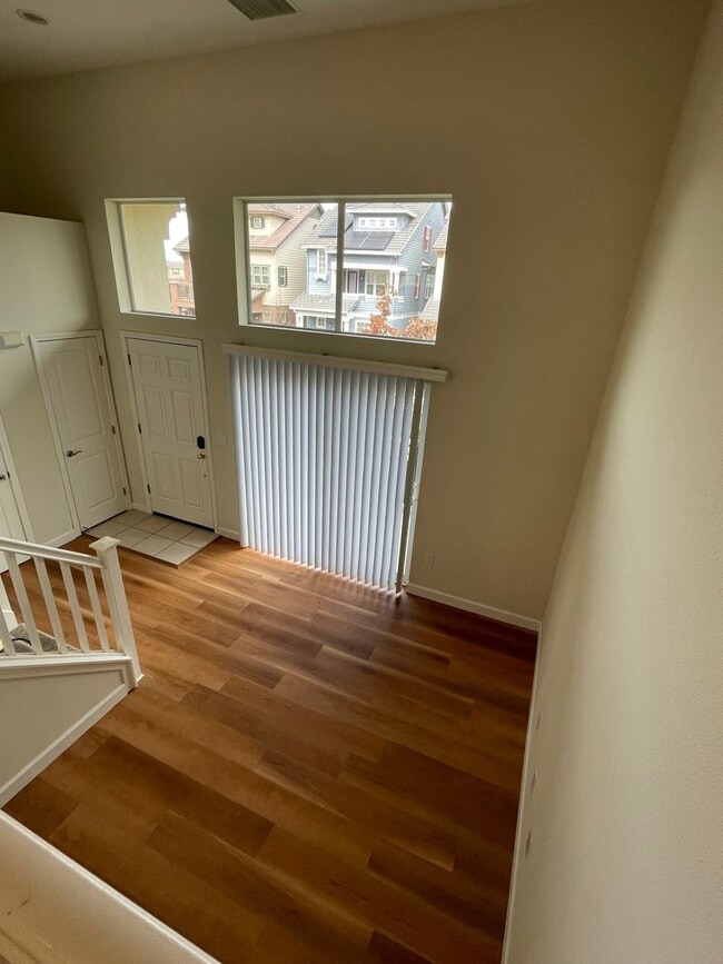Building Photo - Great Location Spacious 3 Bedroom Townhous...
