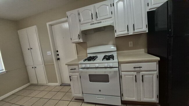 Building Photo - 7102 Glen Point Dr