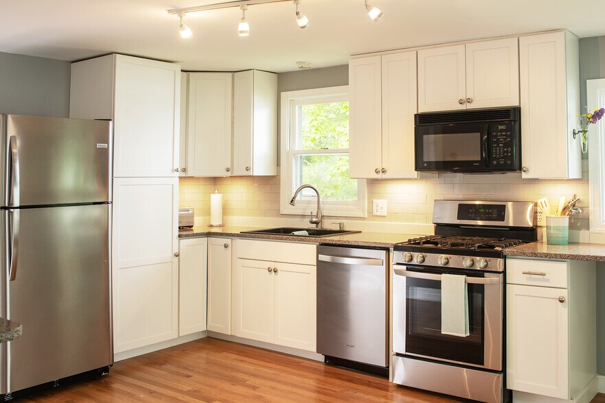 Building Photo - 18 Sandy Beach Rd