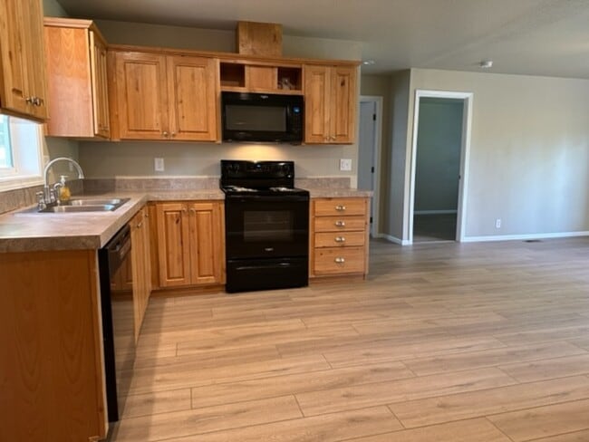 Building Photo - 7874 Old Redwood Hwy