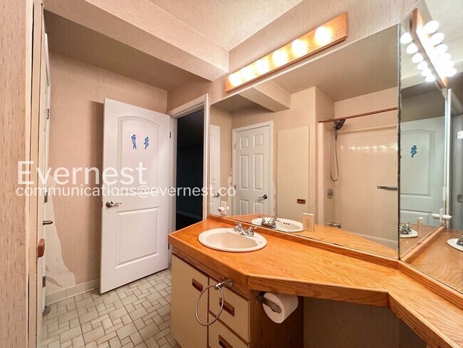 Building Photo - Beautiful 4 Bed/3 Bath Home with 3 Car Garage / Available Now!