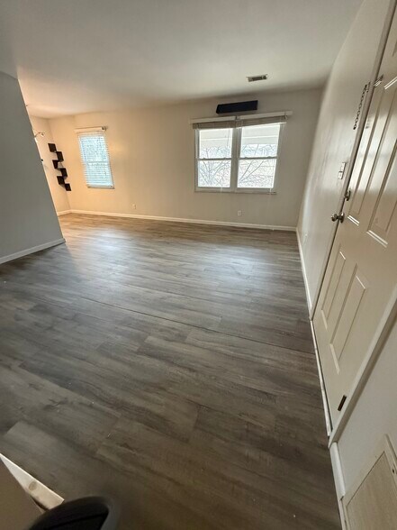 Building Photo - 718 Village Ln