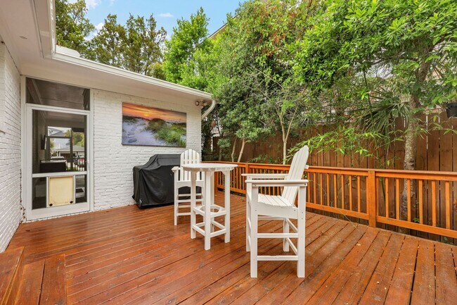 Building Photo - Furnished Off-Season 3bd/2ba Coastal Retreat with Screened Porch & Private Parking